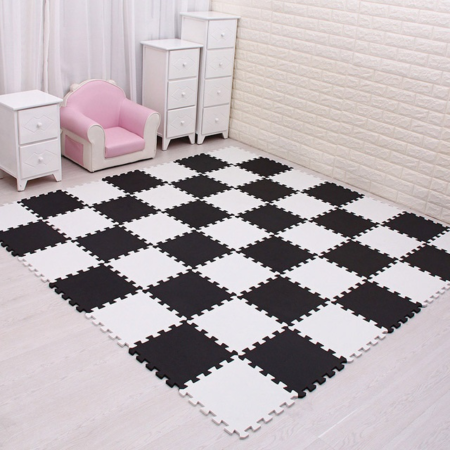 Play mat in white and black design