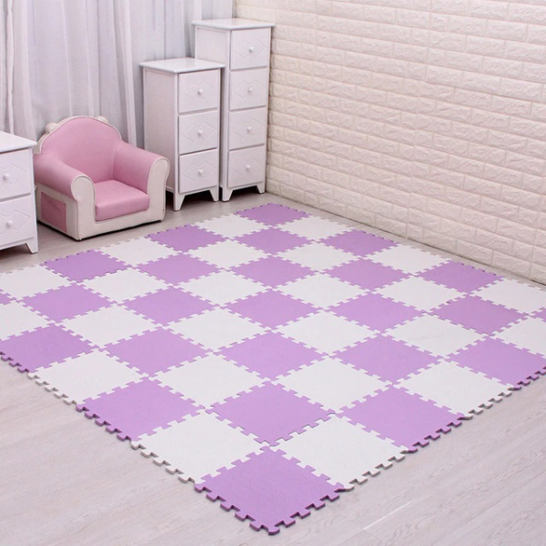 Play mat in white and purple design